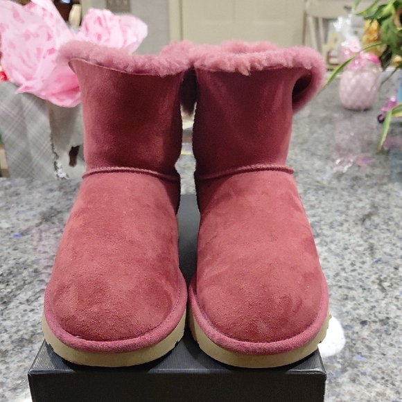 "UGG"Womans Sz.8 Low Bailey Bow Fuchsia Suede Boots .Has a few spots(pictured) - Picture 5 of 13
